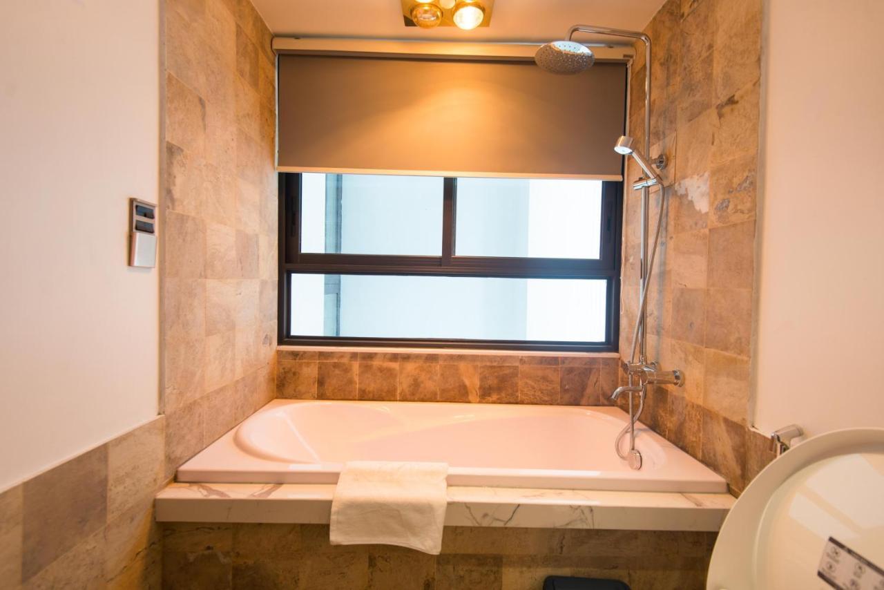 22Housing Hotel & Apartment 81 Linh Lang Hanoi Esterno foto