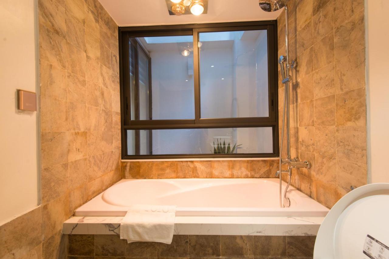 22Housing Hotel & Apartment 81 Linh Lang Hanoi Esterno foto